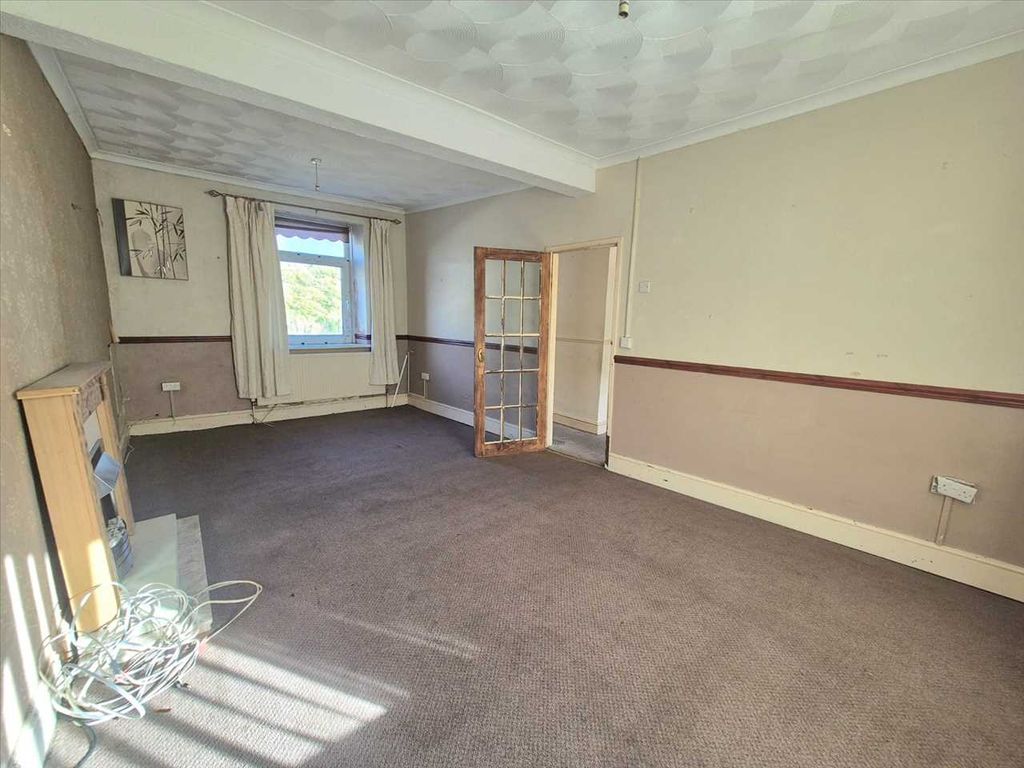 Property photo 3 of 16 Lounge