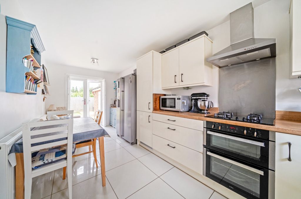 Property photo 3 of 23 1296166-11-682Ca9E00441c-Arw