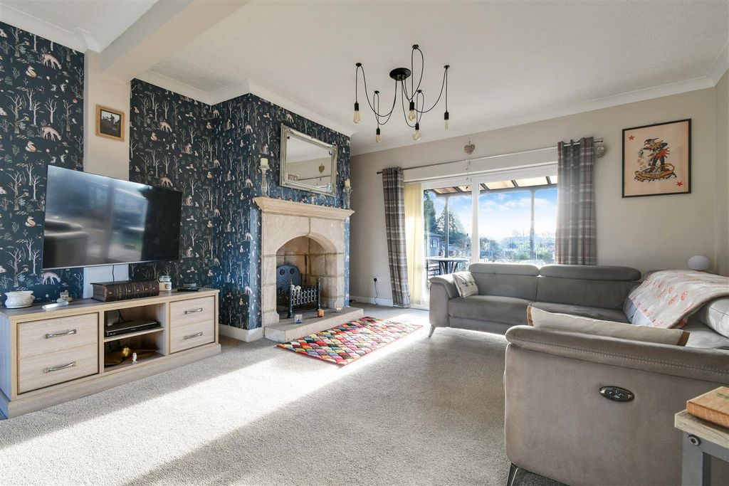 Property photo 2 of 31 Lounge