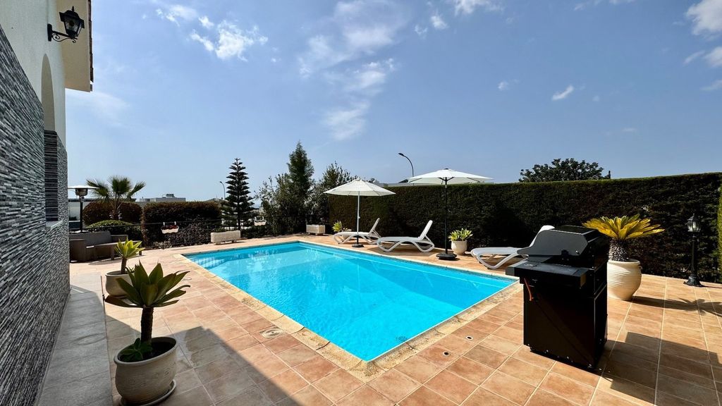 Property photo 2 of 39