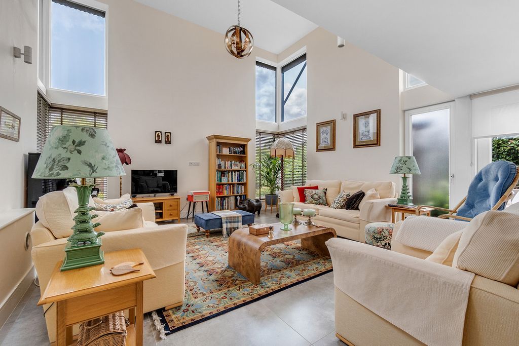 Property photo 2 of 48