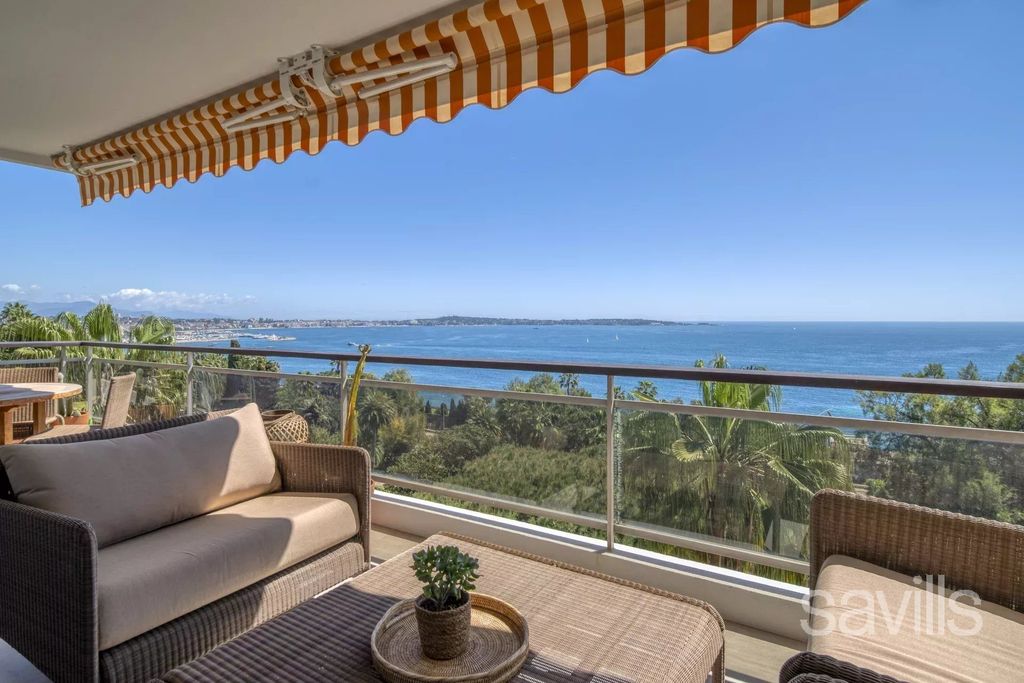 Property photo 1 of 12 A Superb Apartment With Panoramic Sea Views