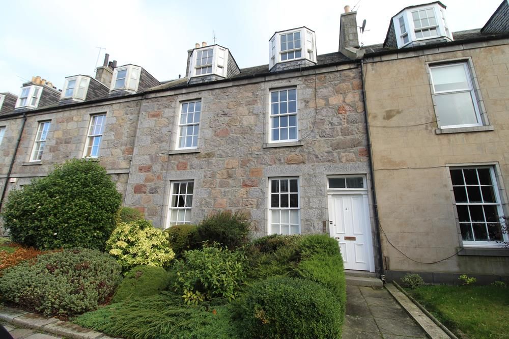 Property photo 2 of 8 External Front