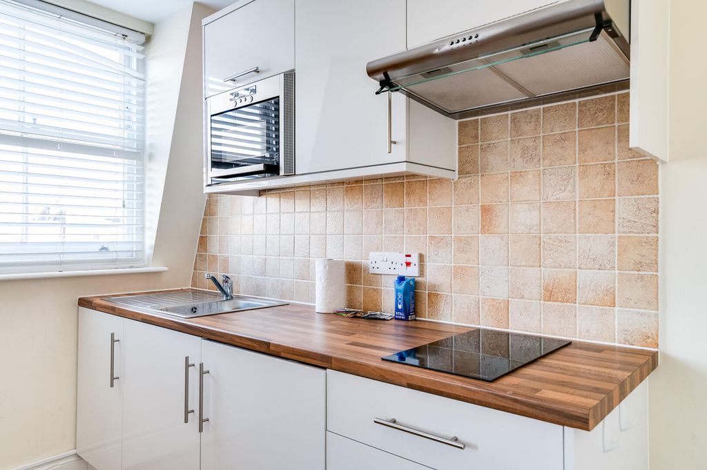 Property photo 2 of 10 85Er8 - Flat 8 Elsham Rd W14-5.Jpg