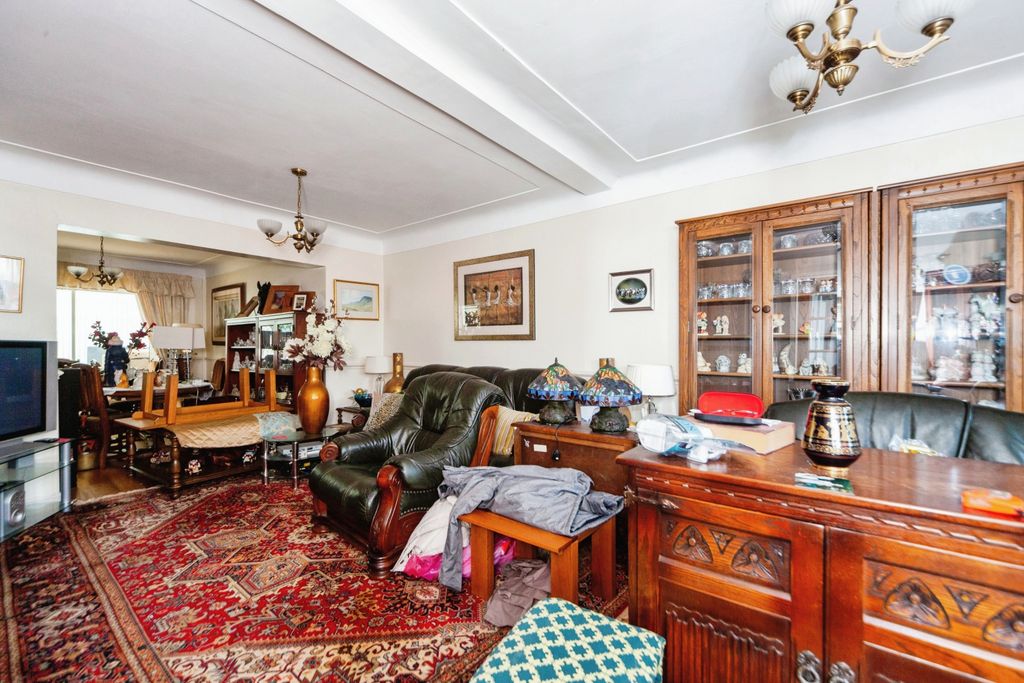 Property photo 3 of 17 Lounge/Diner