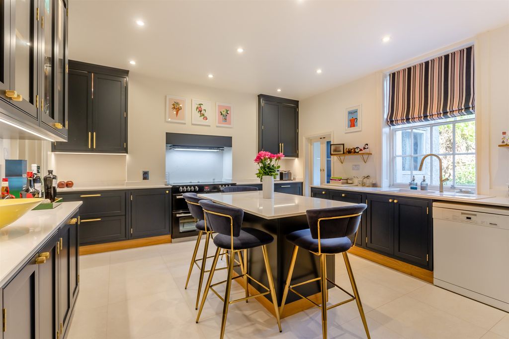 Property photo 2 of 33