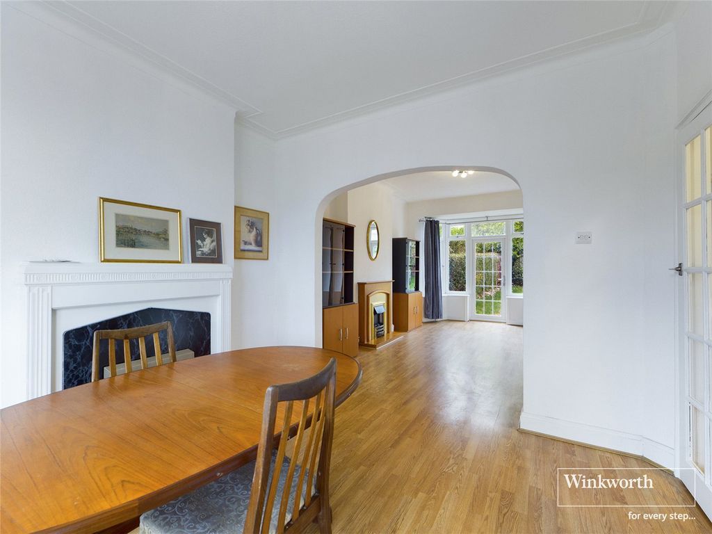 Property photo 2 of 12 Through Lounge