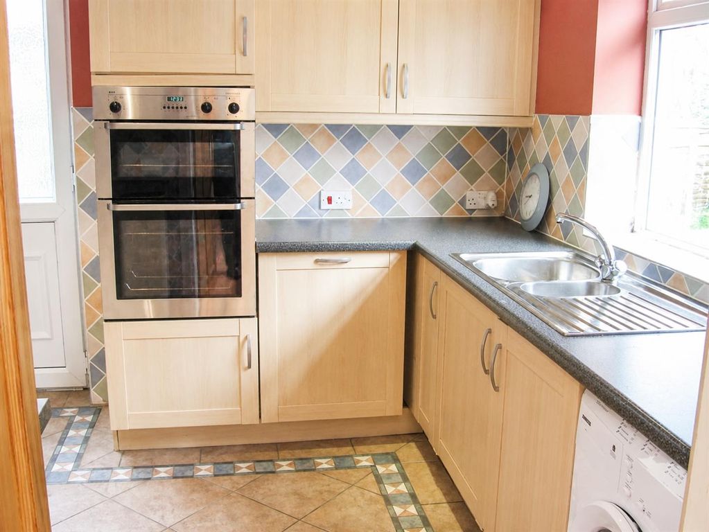 Property photo 3 of 8 Bright Modern Kitchen With Integrated Appliances...