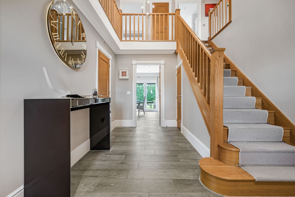 Property photo 3 of 40 Hallwaypicture No. 8