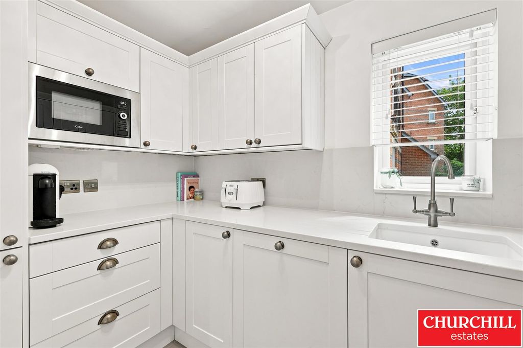 Property photo 3 of 17 Kitchen (2)