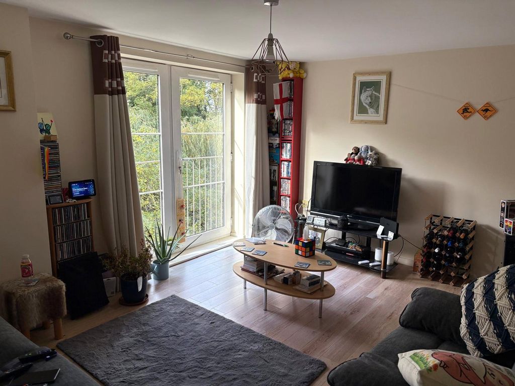 Property photo 3 of 23 Lounge