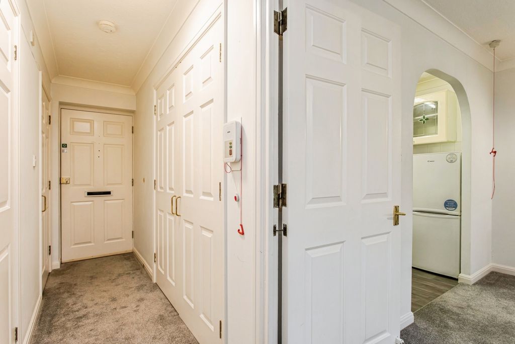 Property photo 2 of 17 Entrance Hall