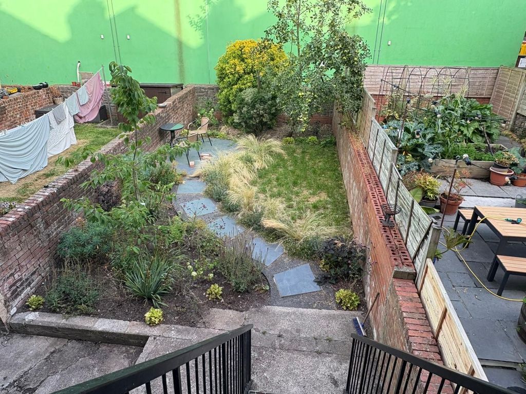 Property photo 2 of 7 A Charming And Well-Maintained Garden Space Featur...