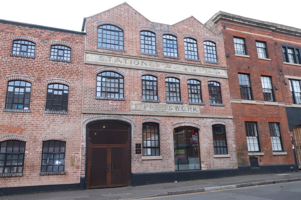 Property photo 1 of 17 Photo 01