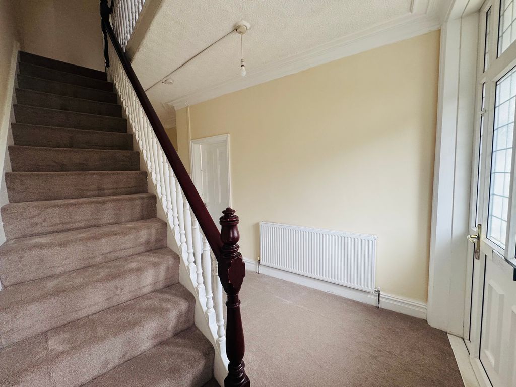 Property photo 2 of 11 Hallway