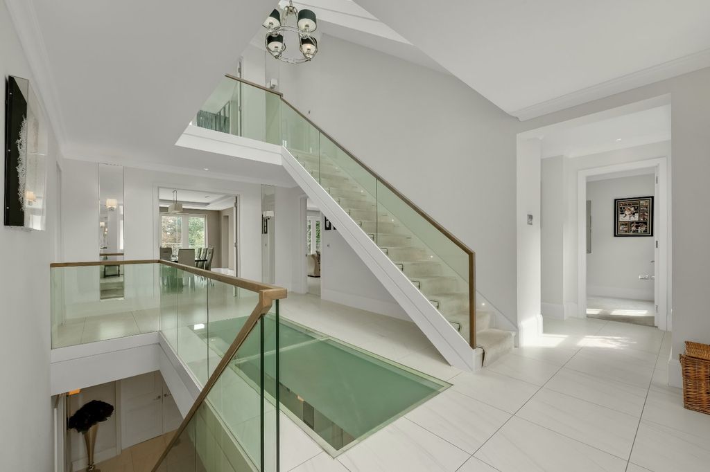 Property photo 2 of 34 Entrance Hall