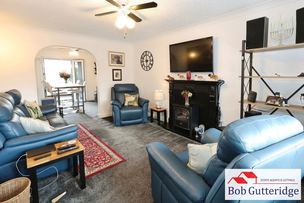 Property photo 2 of 34 Lounge