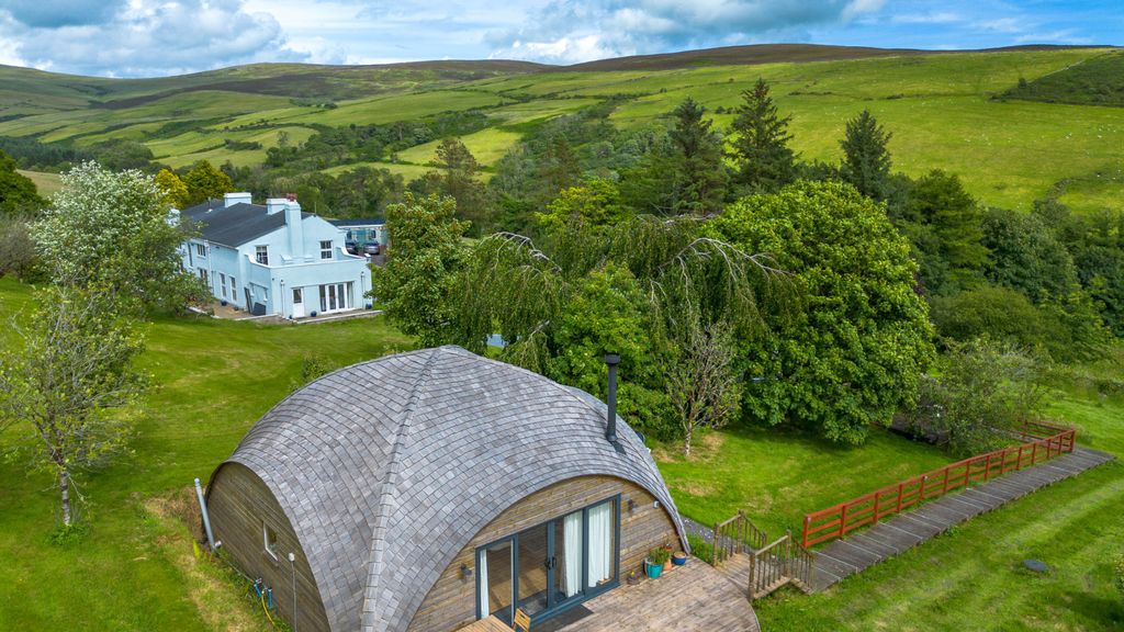 Property photo 2 of 54