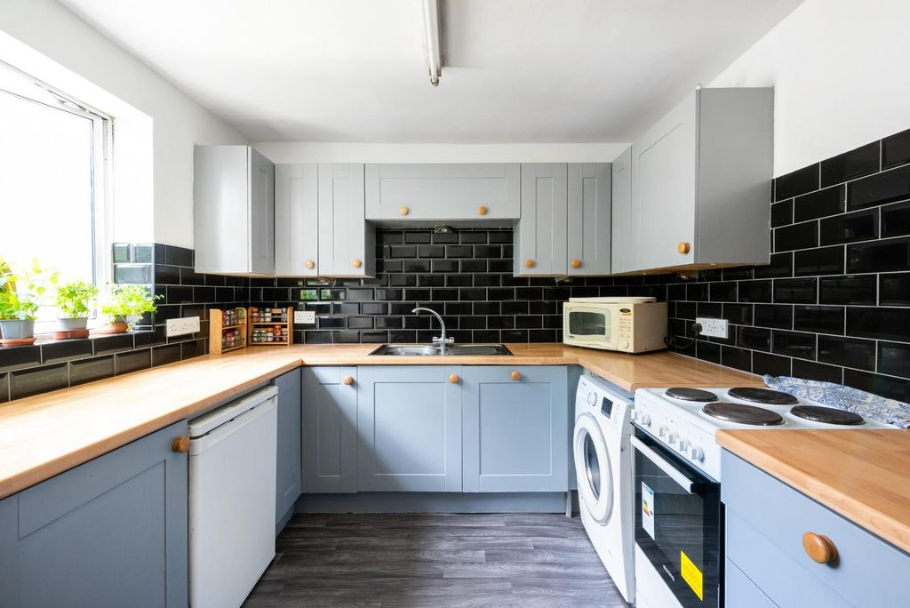 Property photo 2 of 17 42 Pitman Court, Gloucester Road, Bath, Ba1 8Bd (1