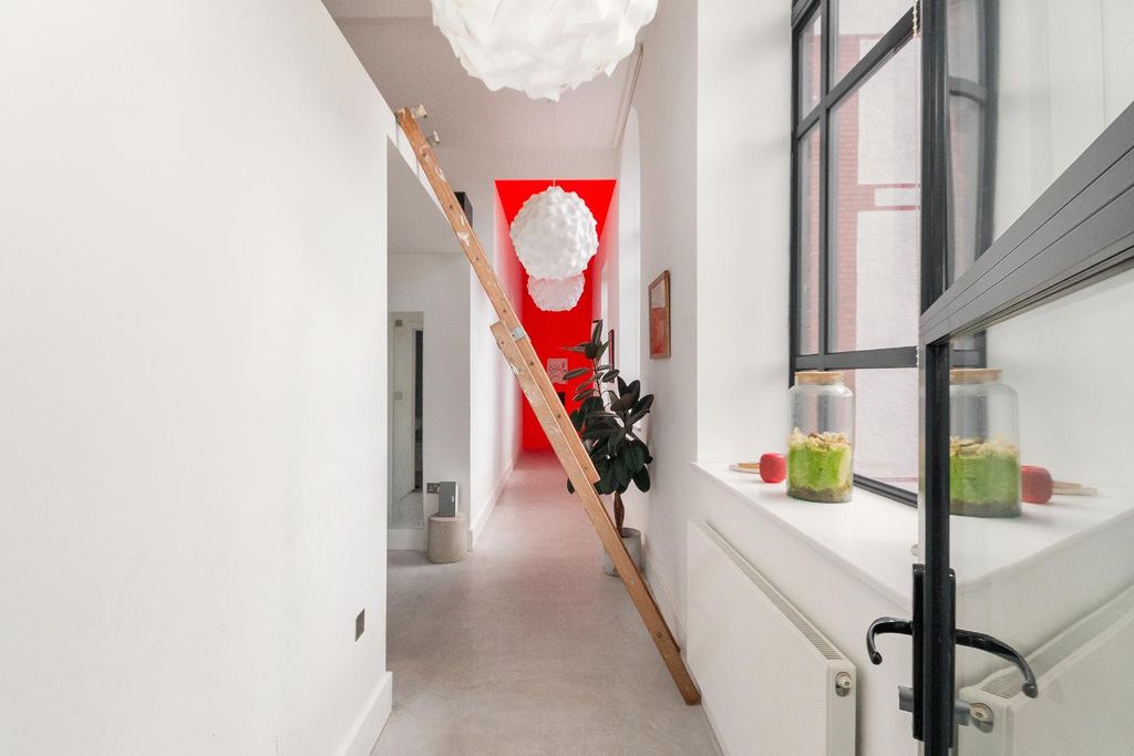 Property photo 3 of 16 Ft3Oesp - Hallway B.Jpg