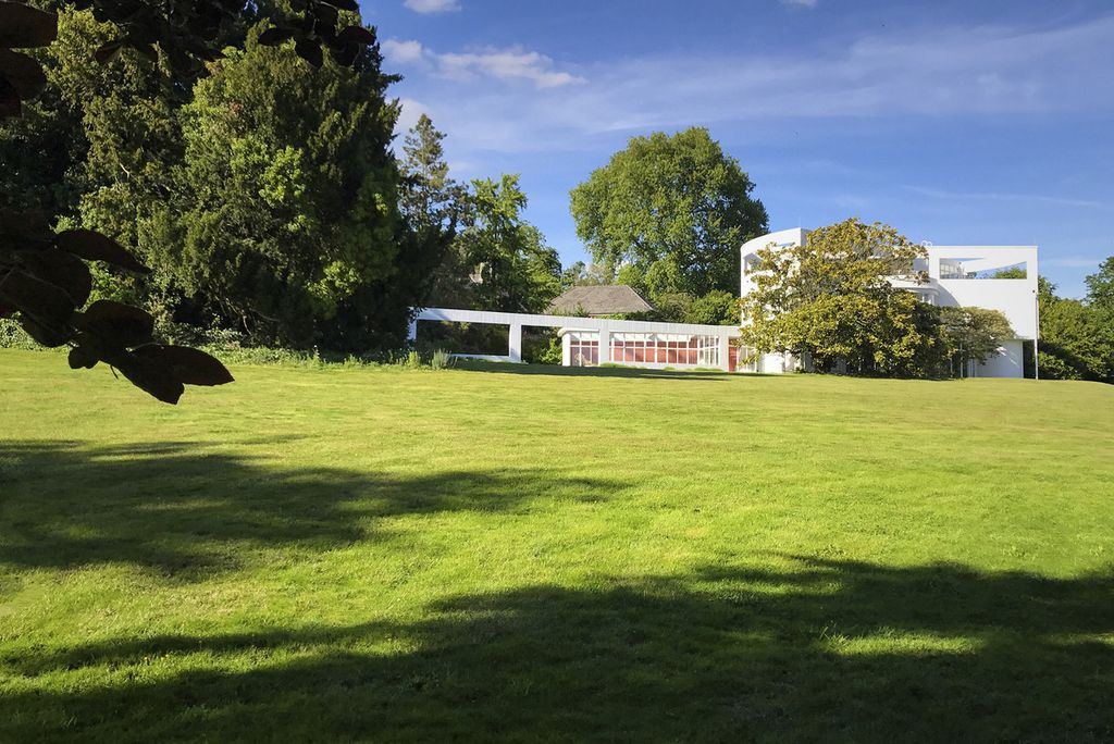 Property photo 2 of 37