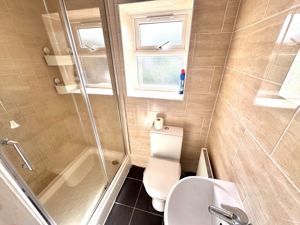 Property photo 1 of 9 Bathroom