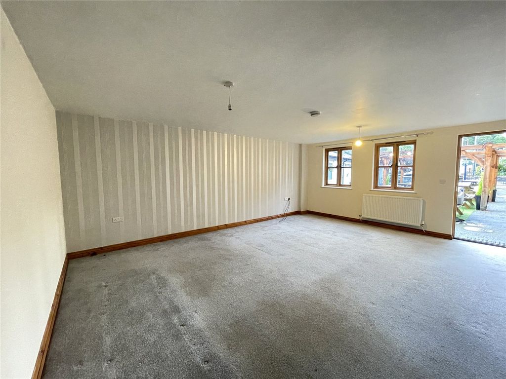 Property photo 3 of 10 Lounge