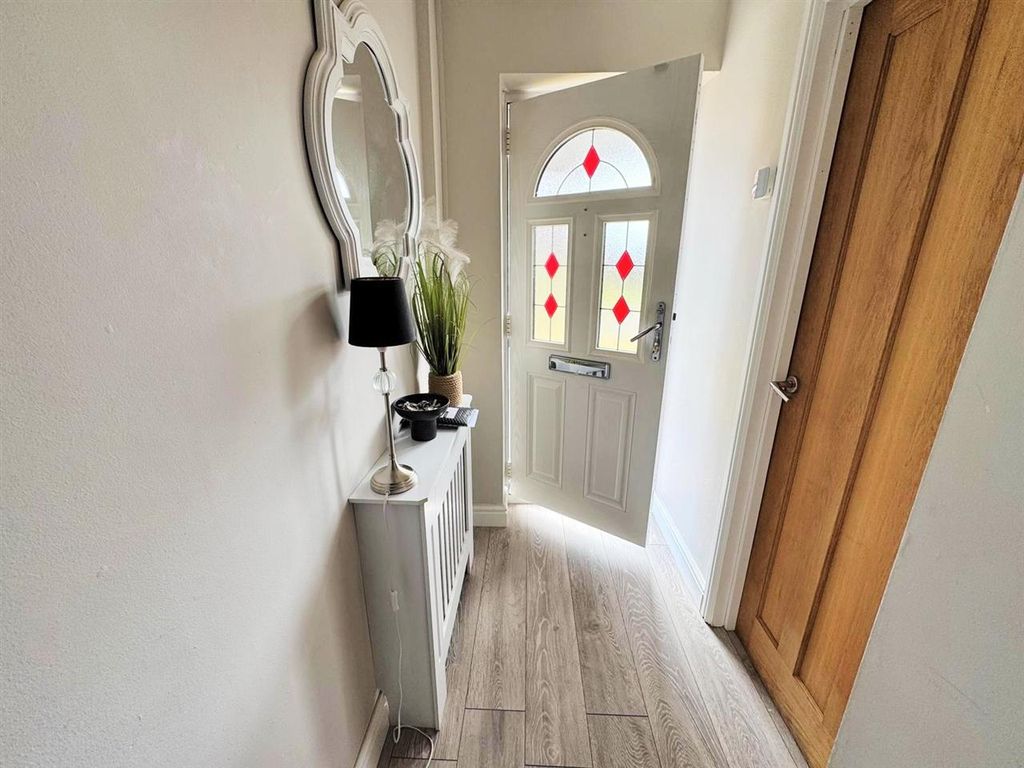 Property photo 2 of 14 Entrance Hall