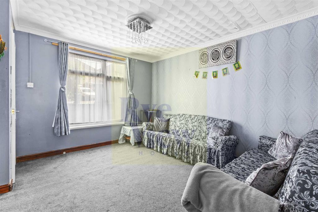 Property photo 2 of 13 56 Spearing Rd, Hp12 3Jr (Low Res)-4.Jpg