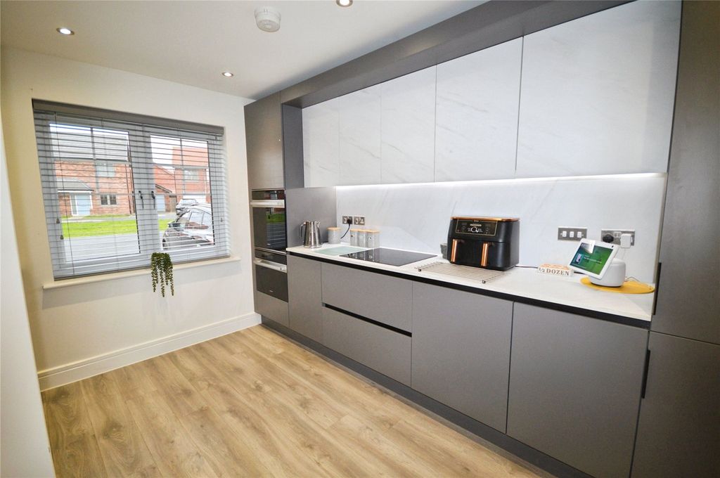 Property photo 2 of 25 Kitchen/Dining Room