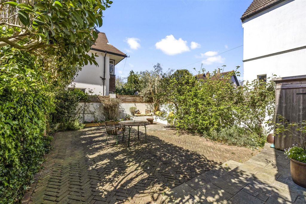 Property photo 3 of 28 Silverdale Road, 8-005.Jpg