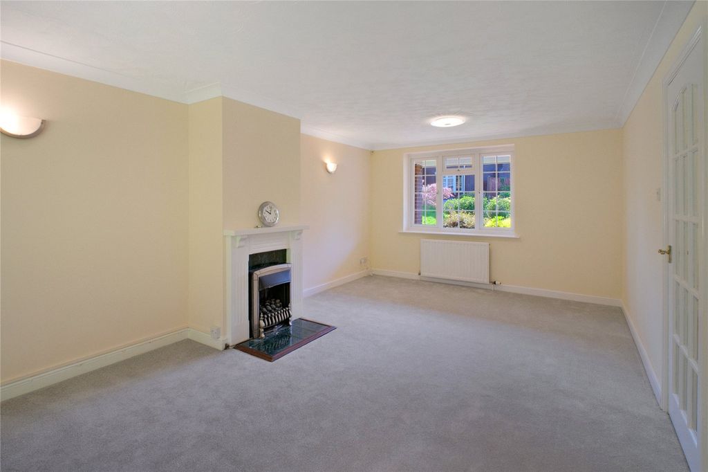 Property photo 2 of 27 Picture No. 33
