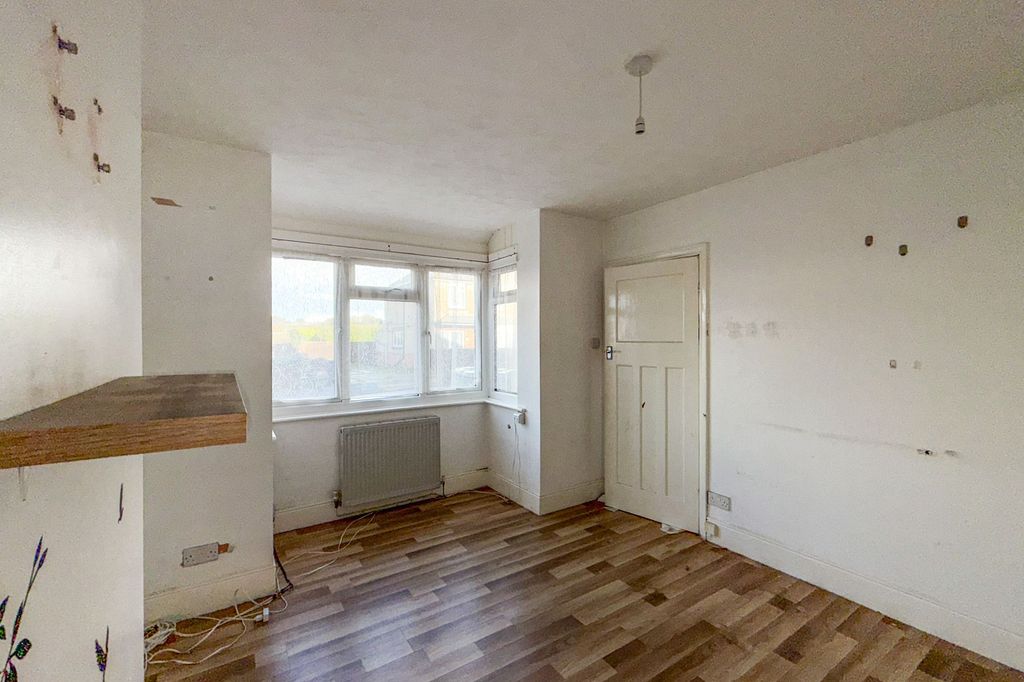 Property photo 2 of 18 12 Lea Road, Lake, Sandown, Isle Of Wight, Po36 9Hx