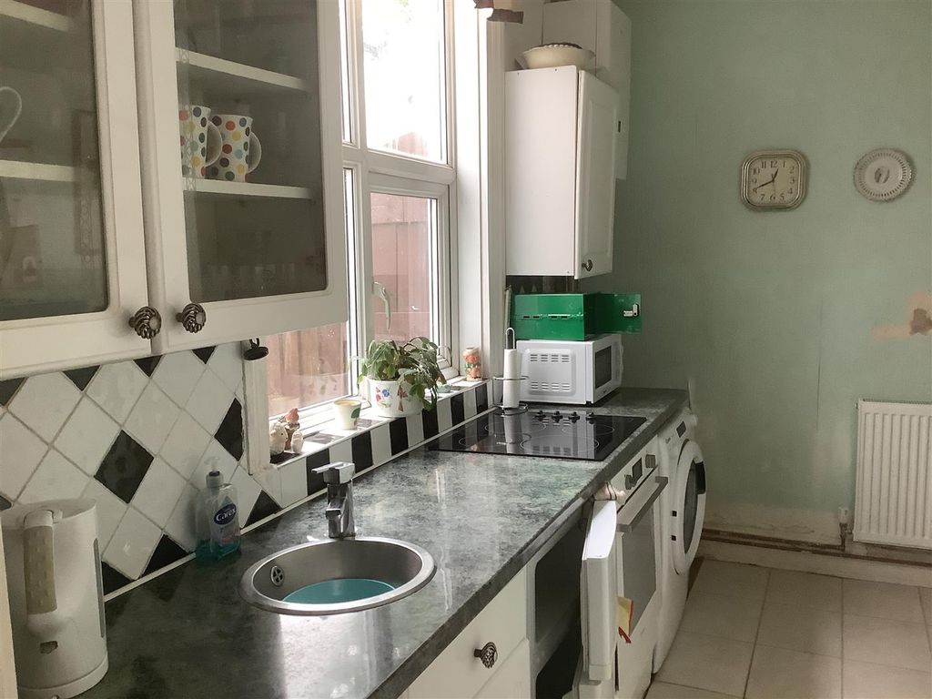 Property photo 3 of 10 Breakfast Kitchen