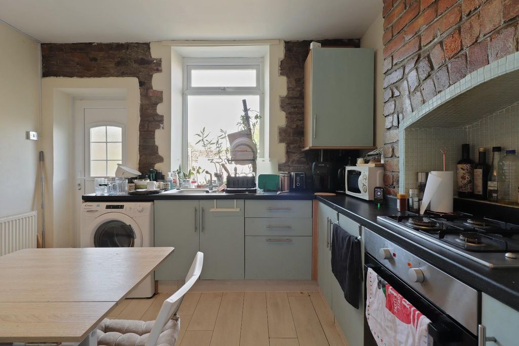 Property photo 3 of 19 Dining Kitchen