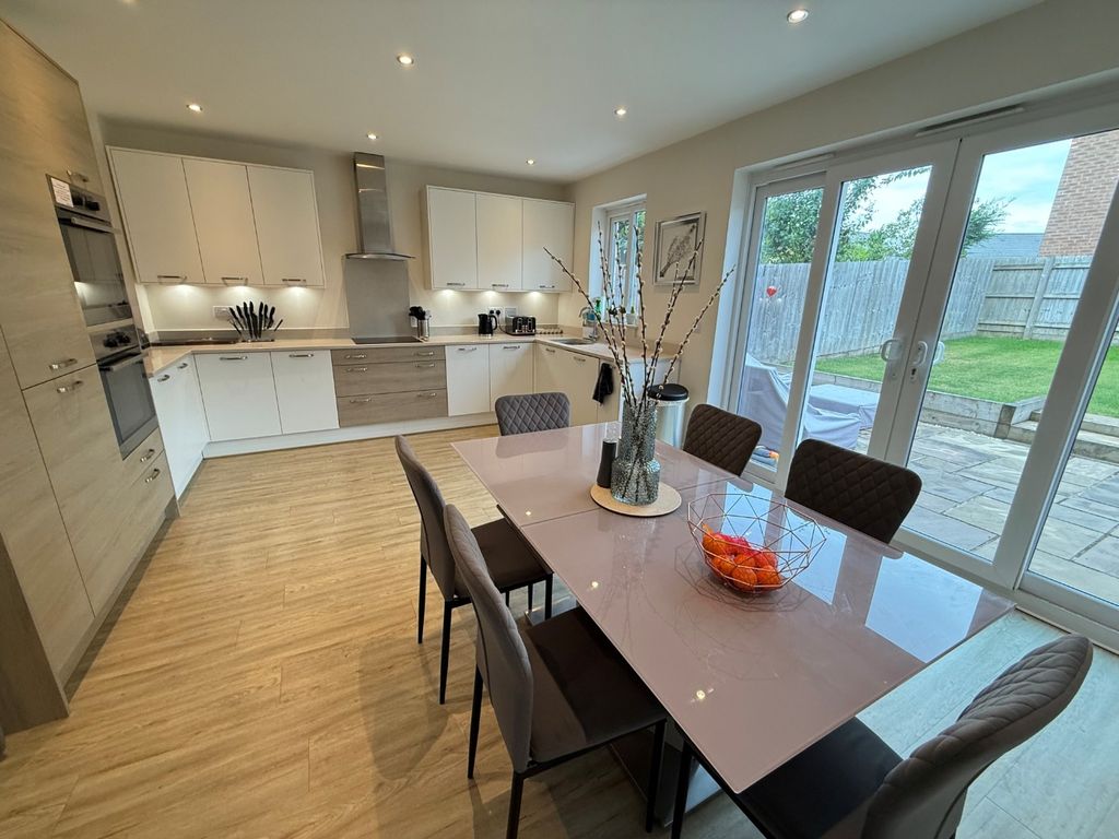 Property photo 3 of 14 4390956