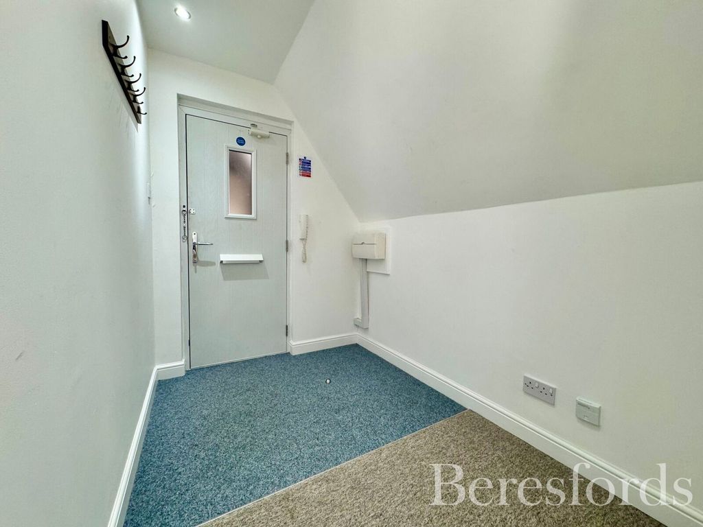 Property photo 2 of 11 Hallway