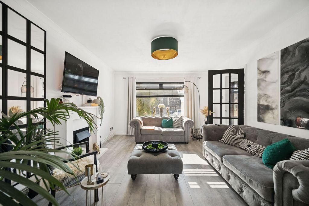 Property photo 3 of 28 Lounge