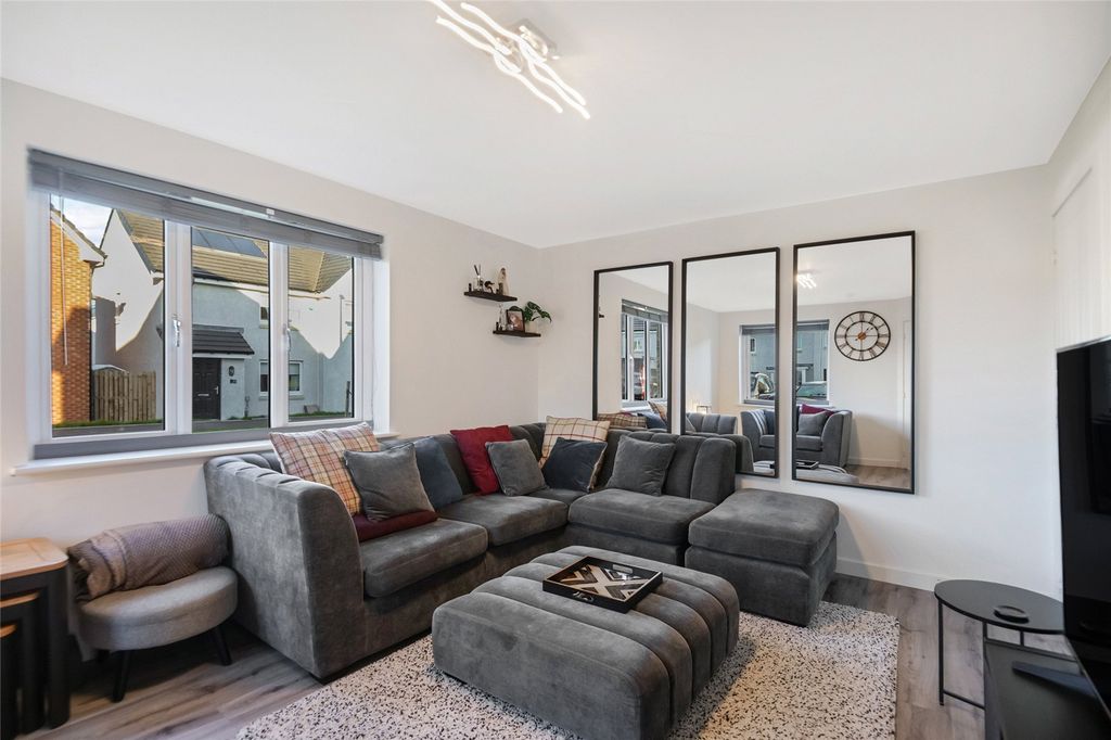 Property photo 2 of 16 Lounge