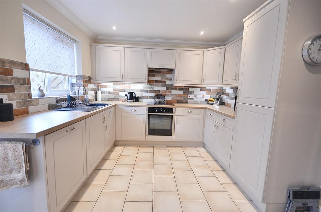 Property photo 3 of 25 Dining Kitchen