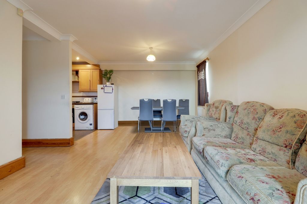 Property photo 3 of 9 3