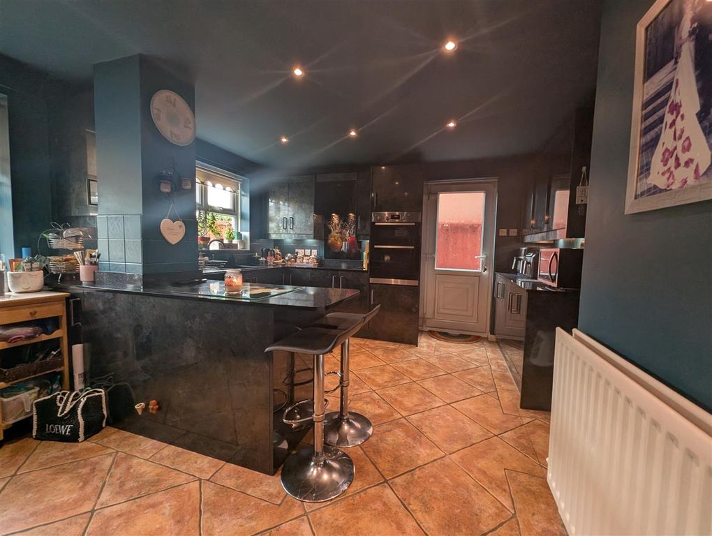 Property photo 3 of 17 Kitchen / Diner