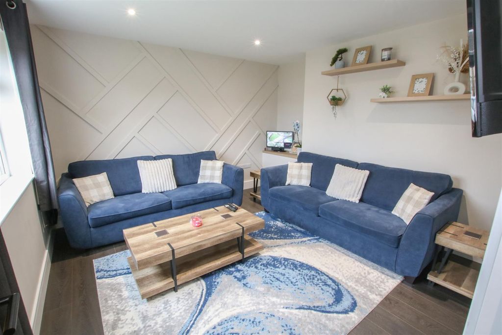 Property photo 2 of 26 Lounge