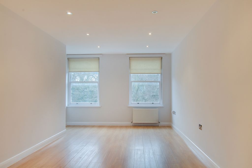Property photo 2 of 6 1B Lounge.Jpg