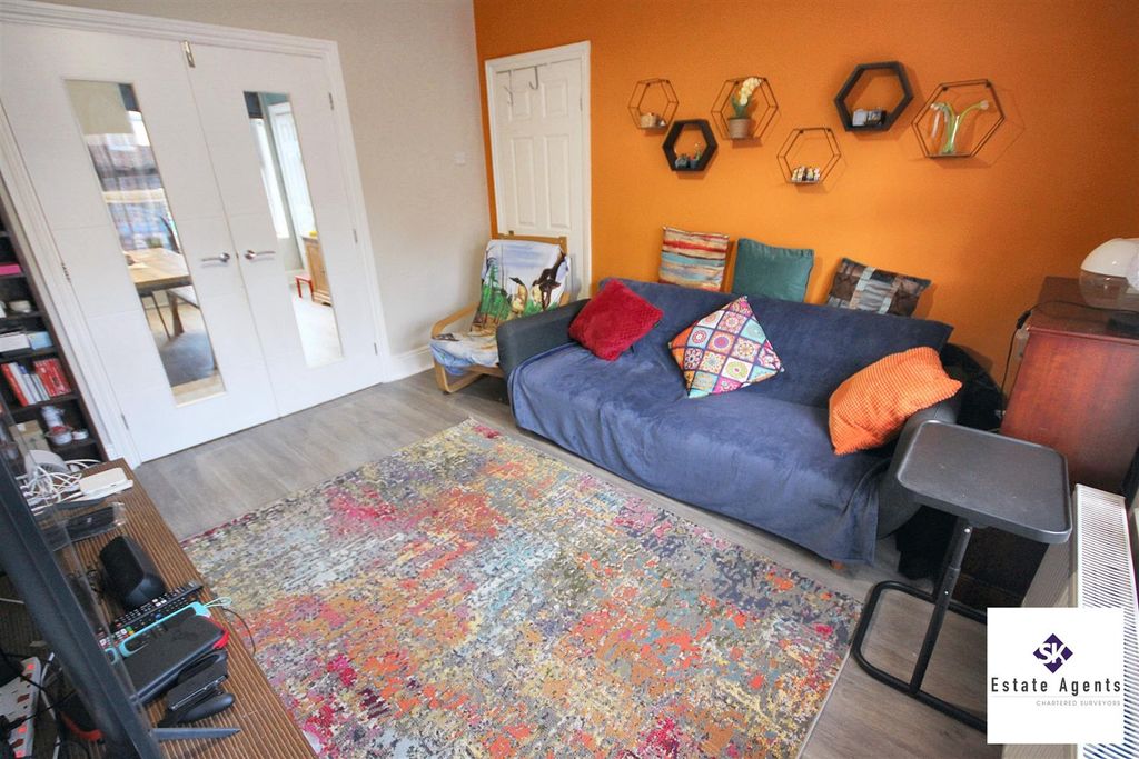 Property photo 3 of 21 Lounge