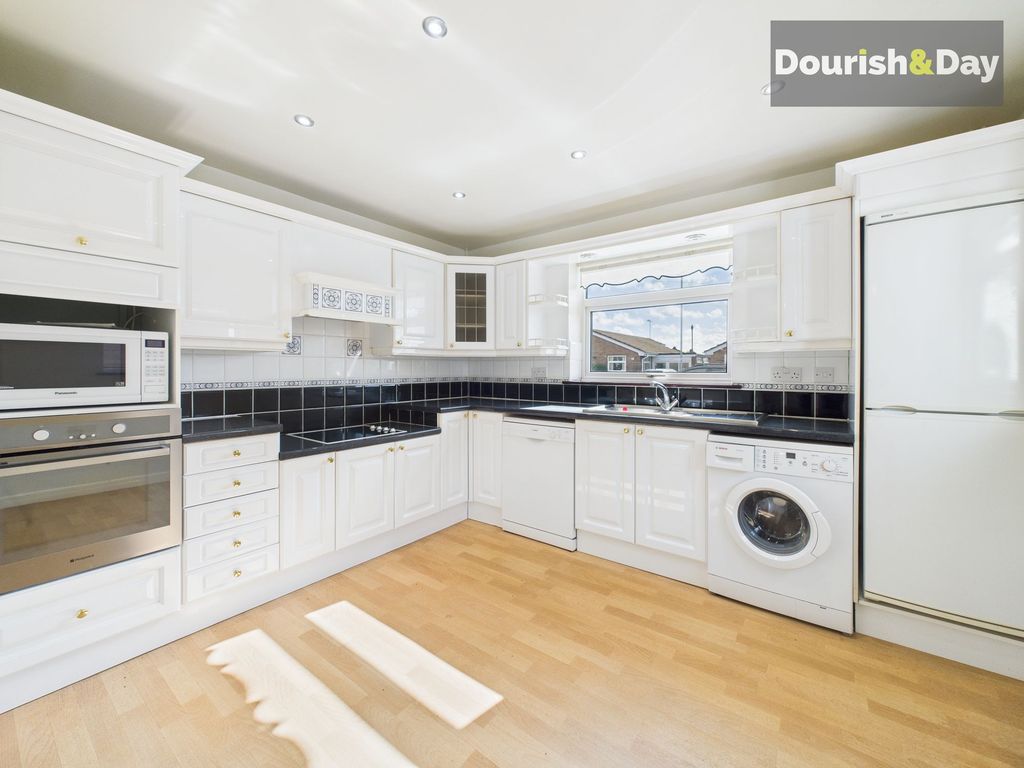 Property photo 2 of 11 Kitchen