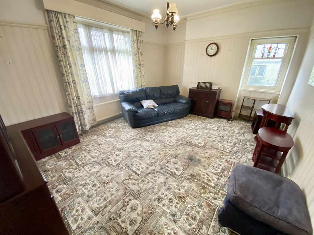 Property photo 3 of 28 Lounge