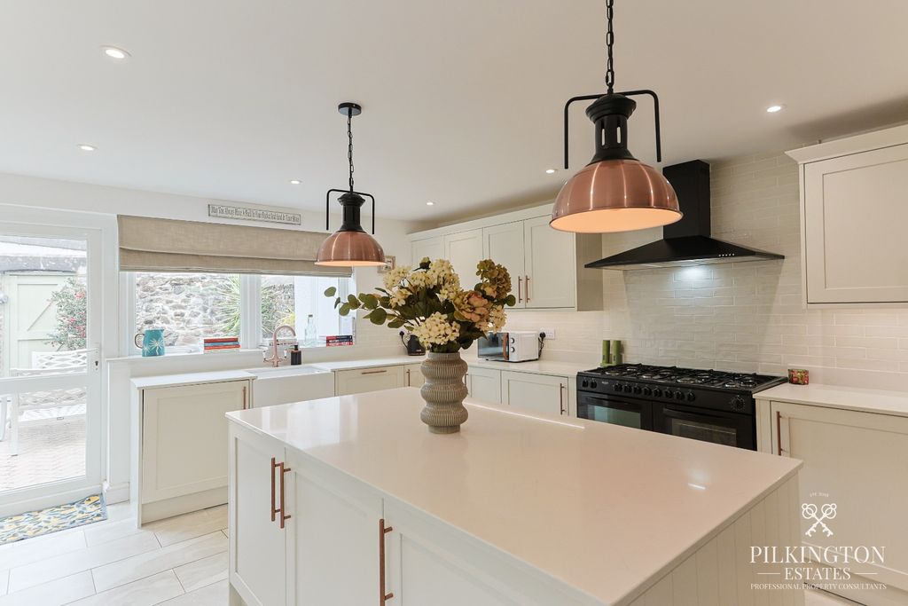 Property photo 2 of 18 5522683