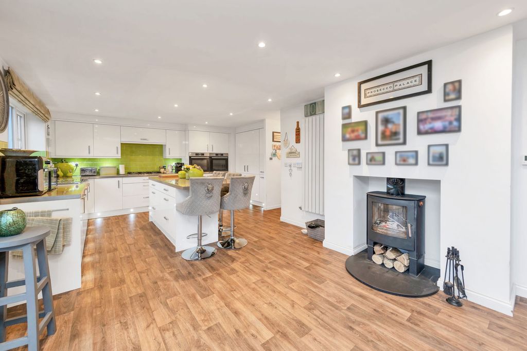 Property photo 2 of 27