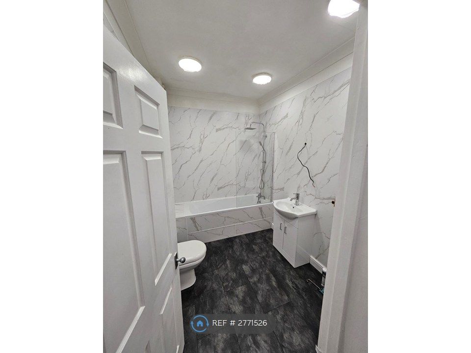 Property photo 3 of 9 Contemporary Bathroom